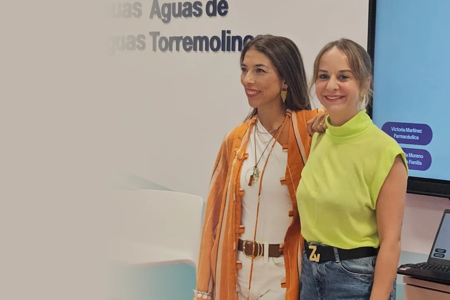 Victoria Martínez y la Dra. Leticia Moreno en la Escuela de Mujeres, Torremolinos